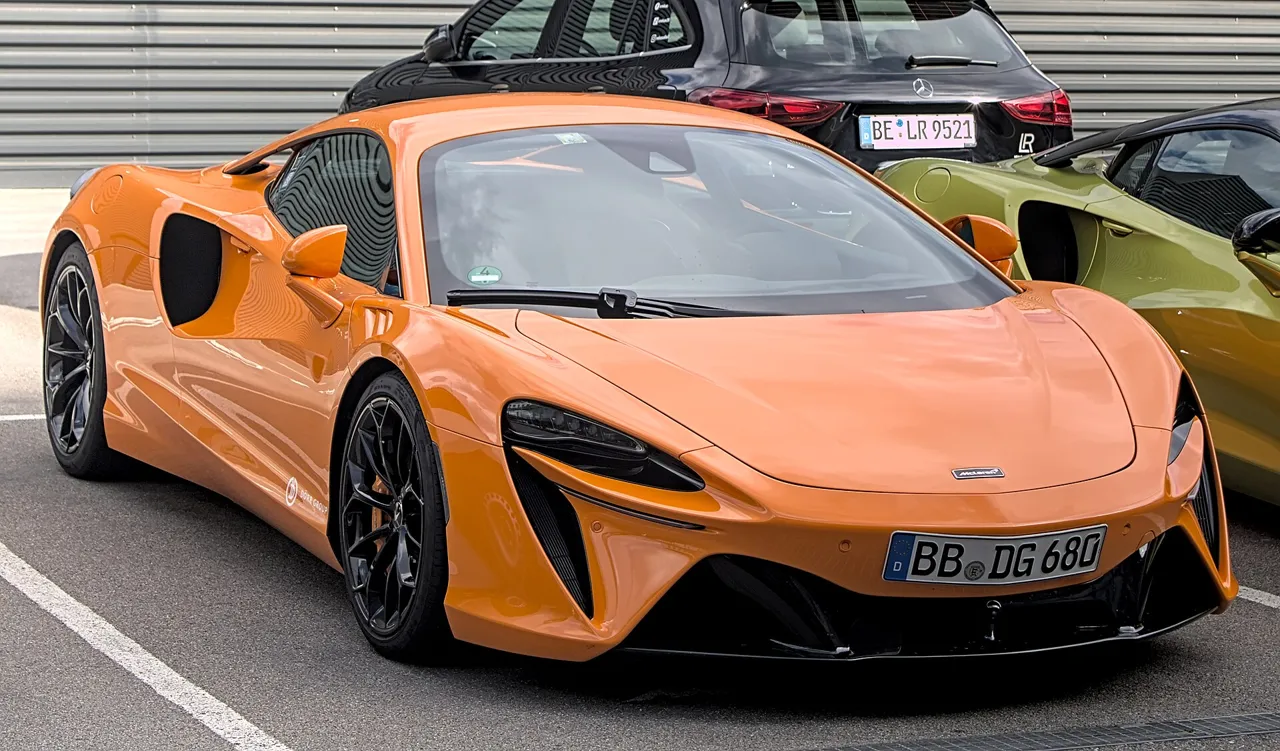 Rent McLaren Artura in Dubai
