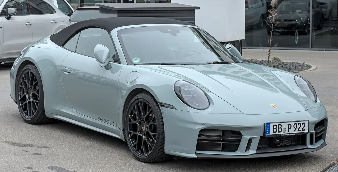Rent Porsche 911 Carrera Cabriolet in Dubai